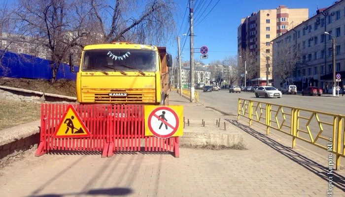 У здания налоговой на Комсомольской ограничили проезд транспорта