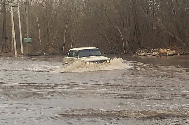 Весенний паводок в Кирове: затопило дороги и жилые дома