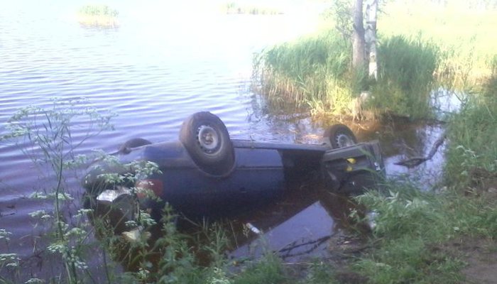 В Котельничском районе иномарка опрокинулась в пруд: водитель погиб