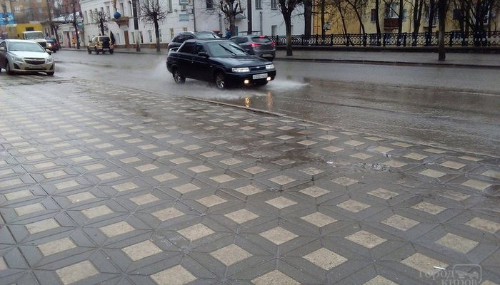 Улица Карла Маркса в Кирове из-за дождя превратилась в реку