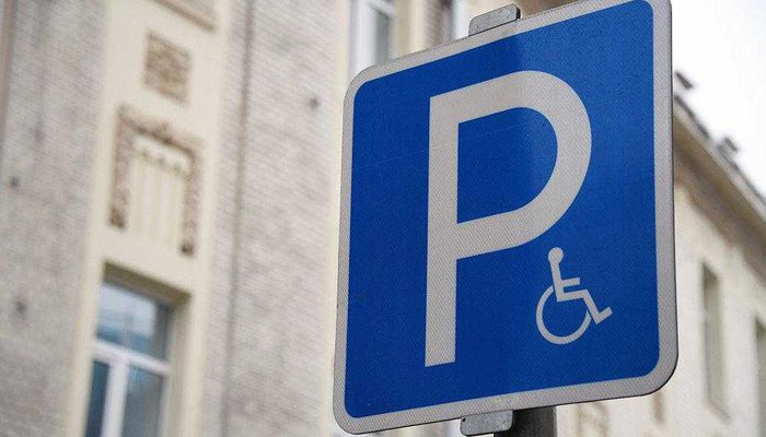 Названы люксовые марки авто, которые чаще паркуются на местах для инвалидов