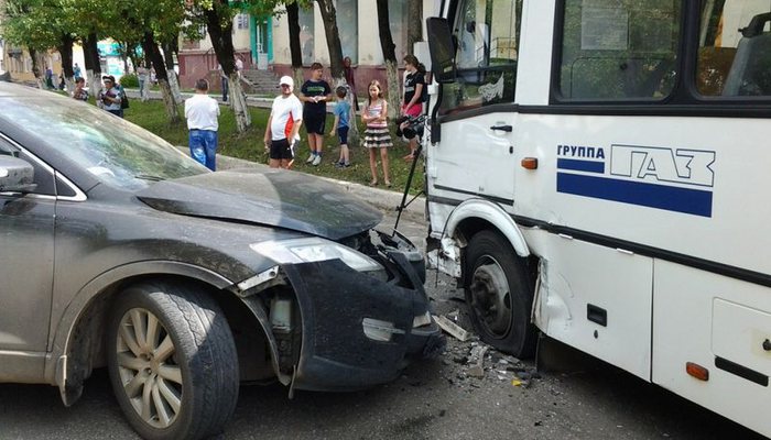 В Чепецке «Мазда» въехала в рейсовый автобус: четверо пострадавших