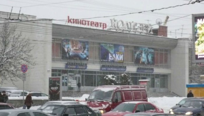 У «Колизея» в Кирове произошло ДТП: две машины «всмятку»