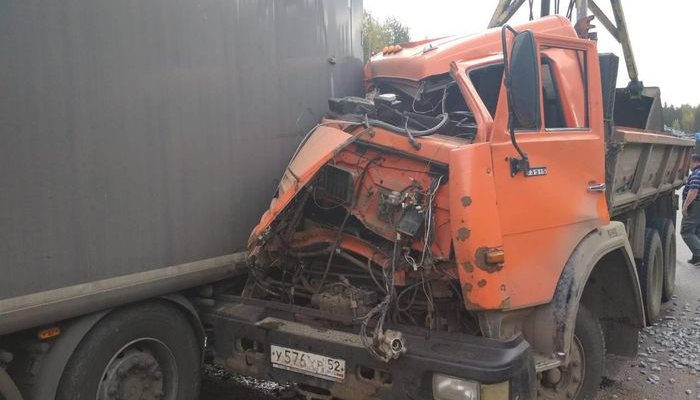 В Юрьянском районе грузовик влетел в стоящий на дороге “МАЗ”