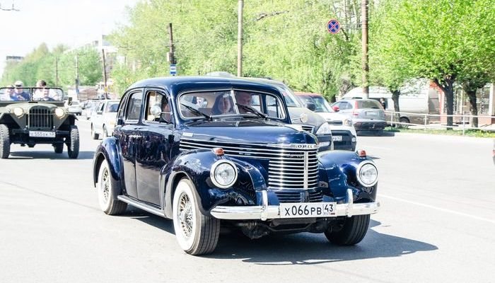 9 мая по городу Кирову проехались ретро автомобили