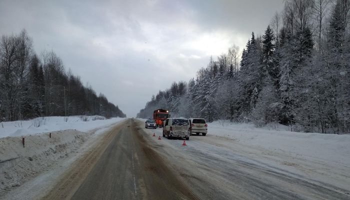В Юрьянском районе Volvo влетел в “Мерс”: Два человека получили травмы
