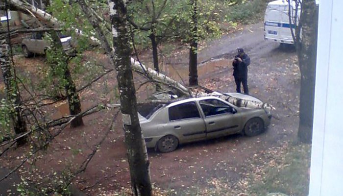 Сильнейший ветер обрушил деревья и перевернул остановки в Кирове