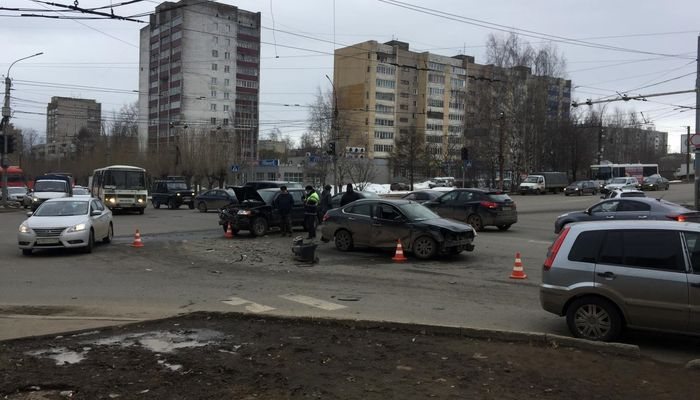 В Кирове дорогу не поделили Nissan Almera и Mitsubishi Pajero: два человека пострадали
