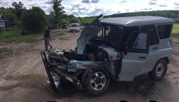 В Кировской области «УАЗик» столкнулся с грузовиком: водитель внедорожника госпитализирован
