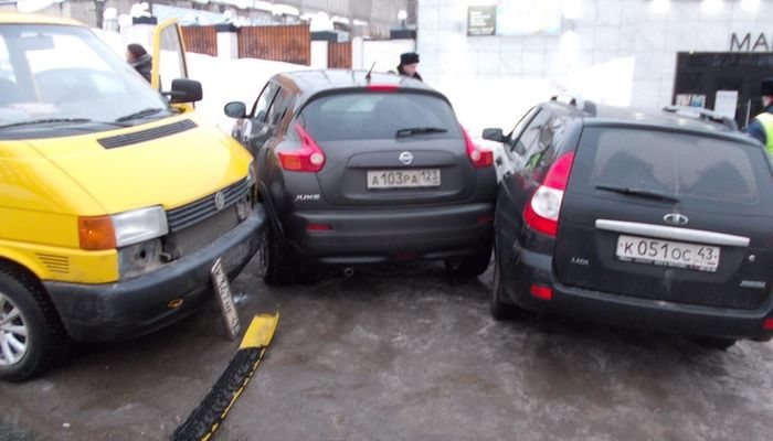 Не поставил на «ручник»: скатившийся Volkswagen уценил два автомобиля