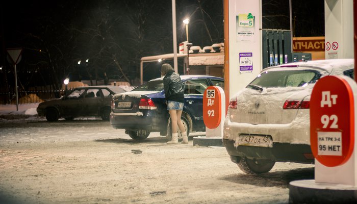 Бензин отбивает рубль. На «Лукойле» 92-й подорожал на 10 копеек