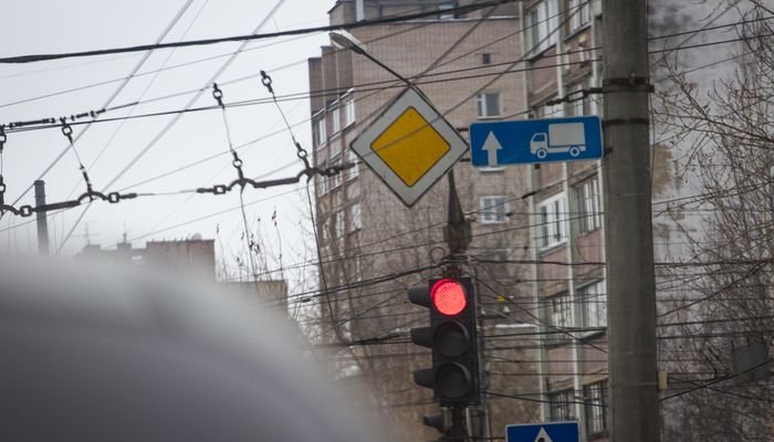 На перекрестке Карла-Маркса и Профсоюзной не работает светофор: что произошло?