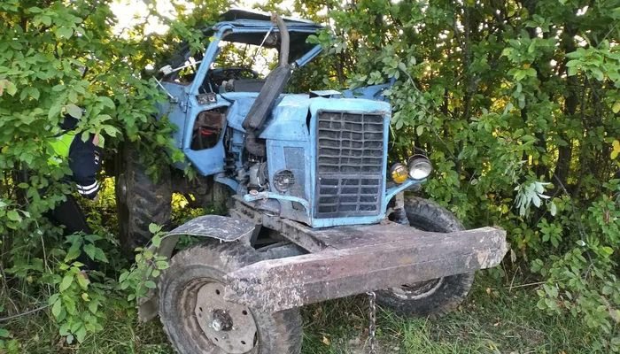 Кеша уже не тот: ранним утром 15-летний бесправник опрокинул трактор в кювет