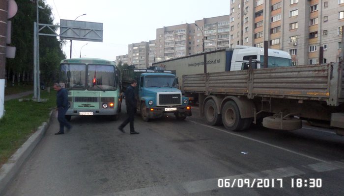 На Ломоносова грузовик врезался в «Камаз» и автобус