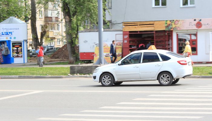 В одном из регионов России запретили нанимать мигрантов в сферу такси и общепита
