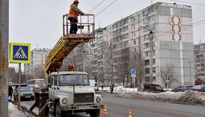 Дороги Кирова станут светлее: теперь ямы будет видно и их можно будет объехать