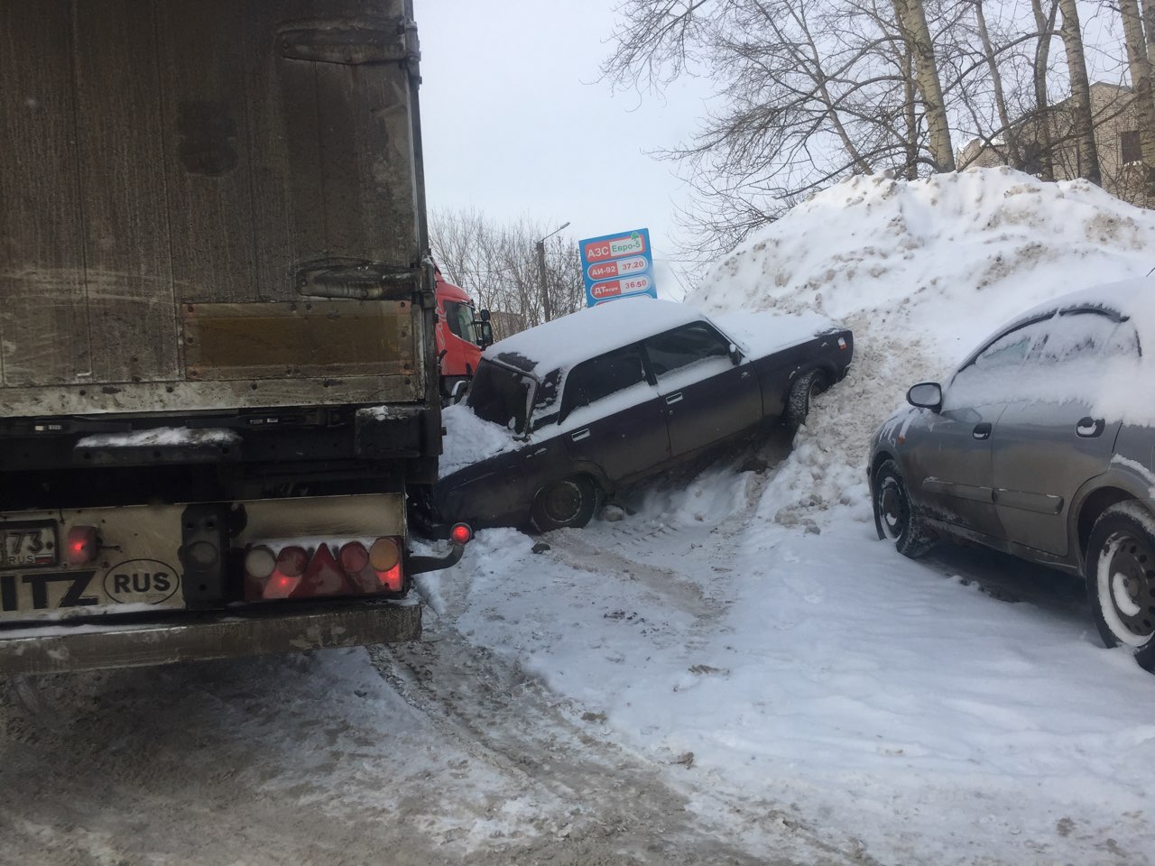 На выезде с автоколонны 1213 фура затолкала ВАЗ-2107 на сугроб 29 января -  автоновости Кирова — Авто43 Киров