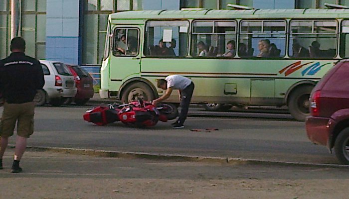 На площади Лепсе мотоциклист въехал в "Тигуан", пока тот уворачивался от автобуса