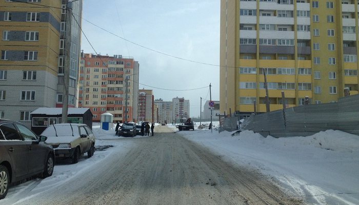 В Зиновых эвакуируют машины: на дороге к новой школе запретили парковаться