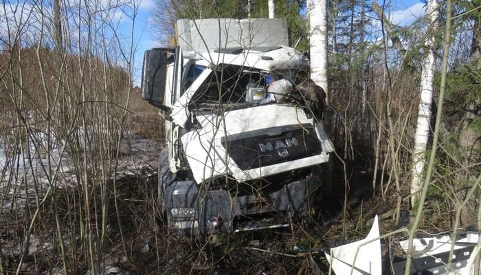 В Кировской области за один день два грузовика оказались в кювете