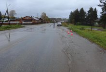 Двигаясь назад, водитель сбил двух женщин в Даровском