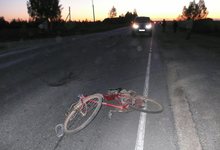 Велосипедист упал под колёса УАЗа