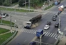 Жесть: в сети появилось видео, как грузовик на скорости влетает в боковину «Ижа»