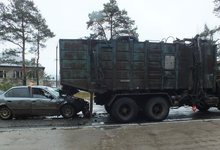 В Белохолуницком районе пьяный бесправник на легковушке «залетел» под грузовик
