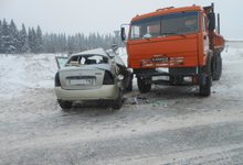 Водитель Kalina не рассчитал дорожные условия и врезался в КамАЗ