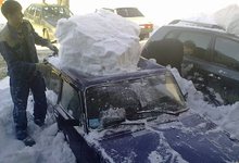 Что делать, если на машину упал снег или лед с дома? Разбираемся