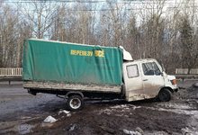В Кирове огромная яма на Производственной ломает машины пополам
