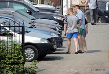 Газон или парковка: жители Кирова борются за места для авто, которые мэрия хочет озеленить