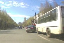 Водитель Kia жестко подрезал автобус с пассажирами