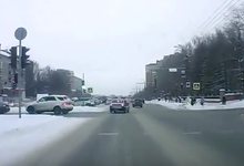 Полицейский автомобиль проехал перекресток на красный сигнал светофора
