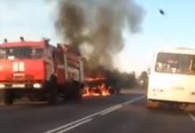 В сети появилось видео с горящим на трассе «Камазом» возле деревни Осинцы