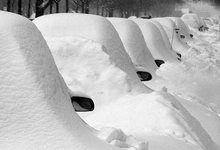 Устали выкапывать свою машину из снега?