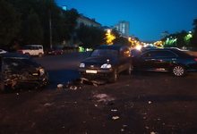 Жесть на Октябрьском: молодой водитель на «Ладе» «собрал» 3 машины и двоих пешеходов