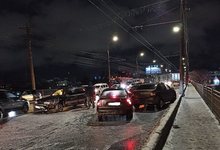 «Машины и троллейбусы рассыпаны по мосту»: в Кирове произошло массовое ДТП