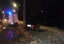 В Кирове молодой водитель на «Приоре» врезался в столб