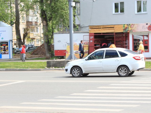 В одном из регионов России запретили нанимать мигрантов в сферу такси и общепита