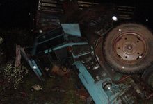 В Даровском бесправник уронил трактор в кювет