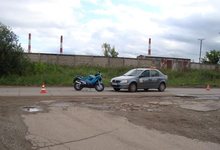 В Кирове мужчина на «Логане» не уступил дорогу мотоциклисту