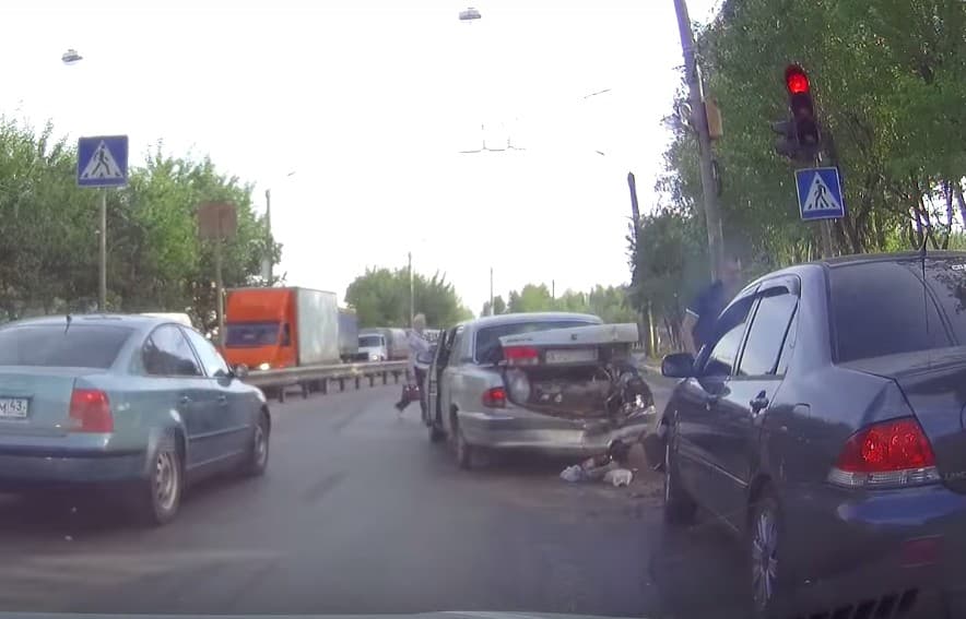 На Производственной Lancer догнал «Волгу» на светофоре