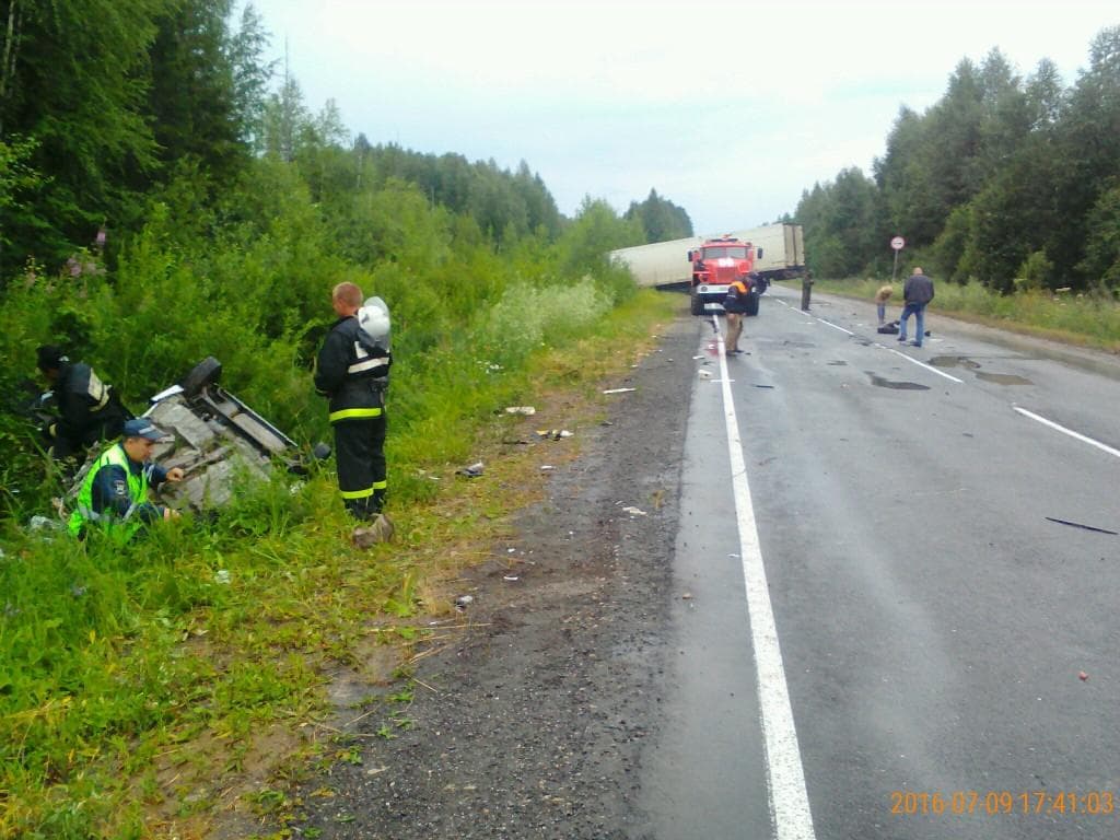 В ДТП с фурой погиб водитель ВАЗа и травмированы 2 пассажира