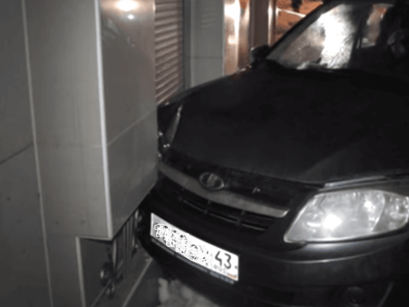 Пьяная автоледи, скрываясь от сотрудников ГИБДД, врезалась в дом