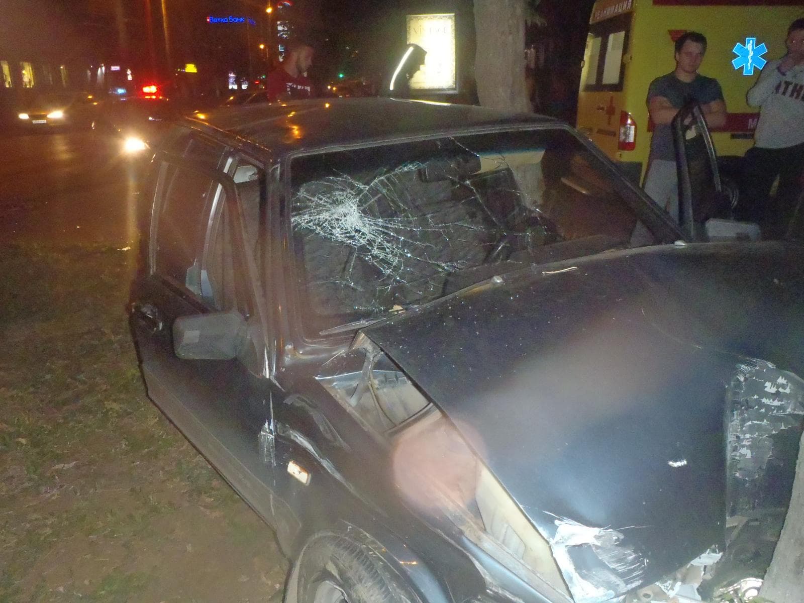 «Девятка» врезалась в дерево после столкновения с Toyota