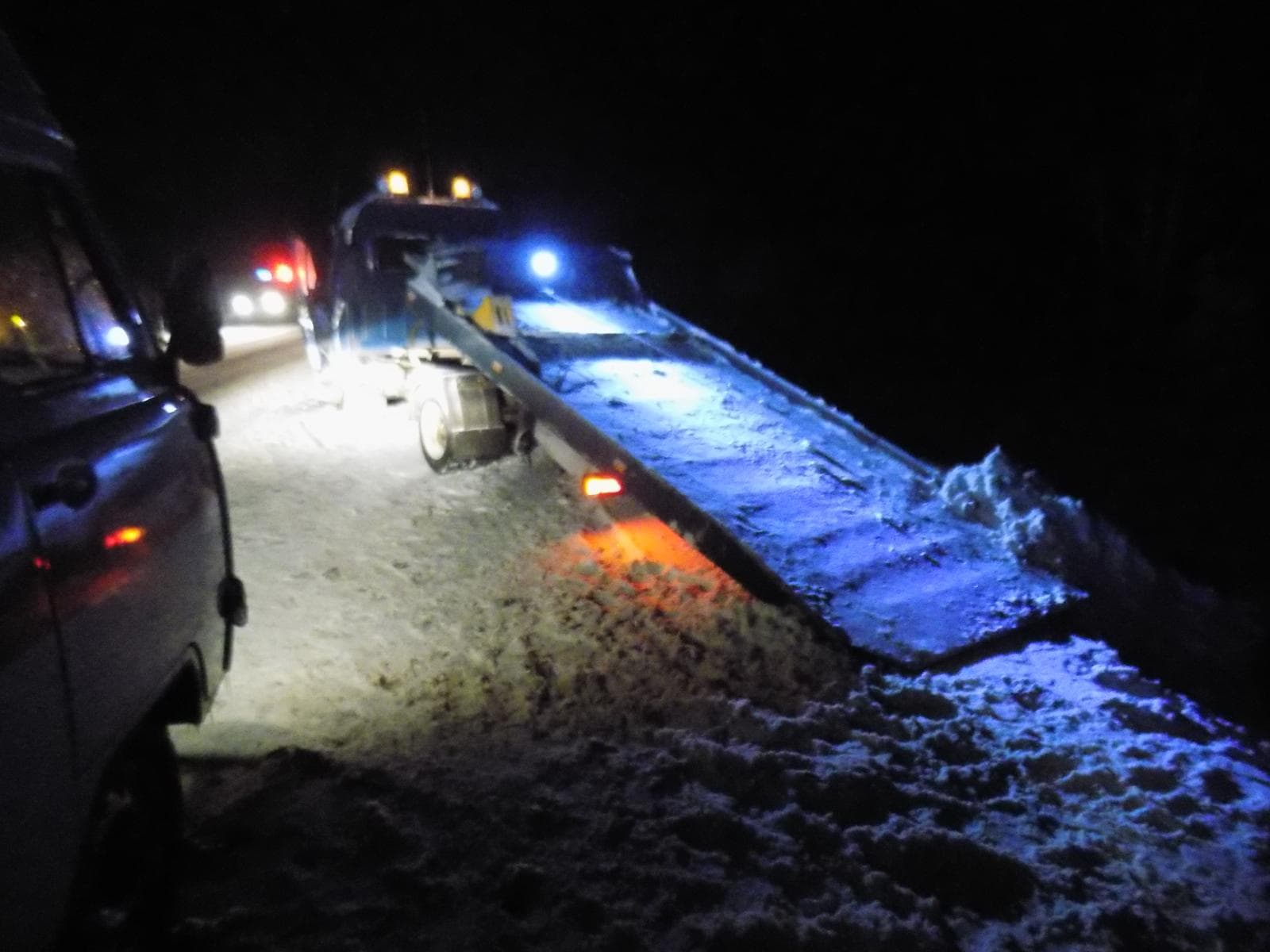 На трассе «Вятка» Renault врезался в стоящий эвакуатор