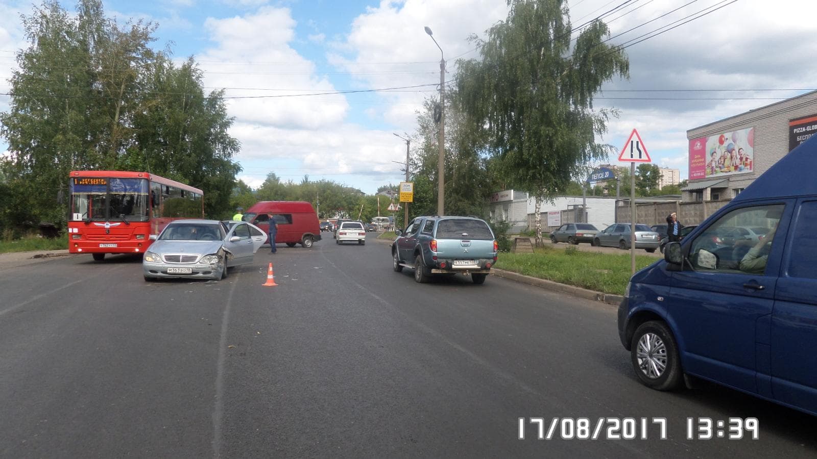 На Лепсе Mercedes протаранил Volkswagen