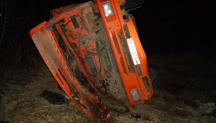 В Немском районе КамАЗ вылетел в кювет: водитель оказался в больнице