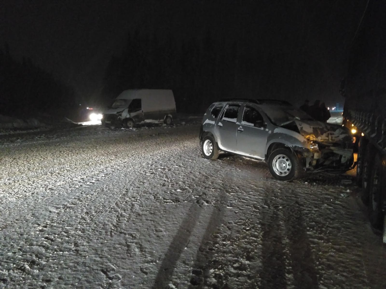 В Радужном Duster отбросило на грузовик после столкновения с Ford